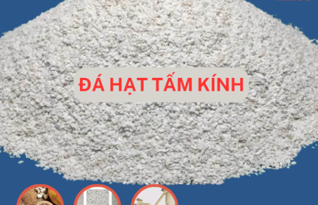 Hình ảnh đá hạt tấm kính màu trắng sáng, có kích thước hạt đồng đều từ 0.8-1.8mm, được sử dụng trong sản xuất thức ăn chăn nuôi, gạch terrazzo và granito.